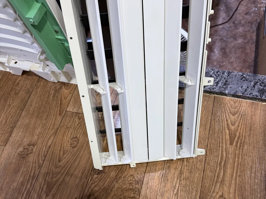 세척을 마치고 재조립을 기다리는 깨끗한 부품