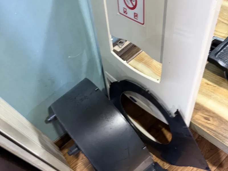 전면 커버를 열고 분해한 벽걸이 에어컨 내부